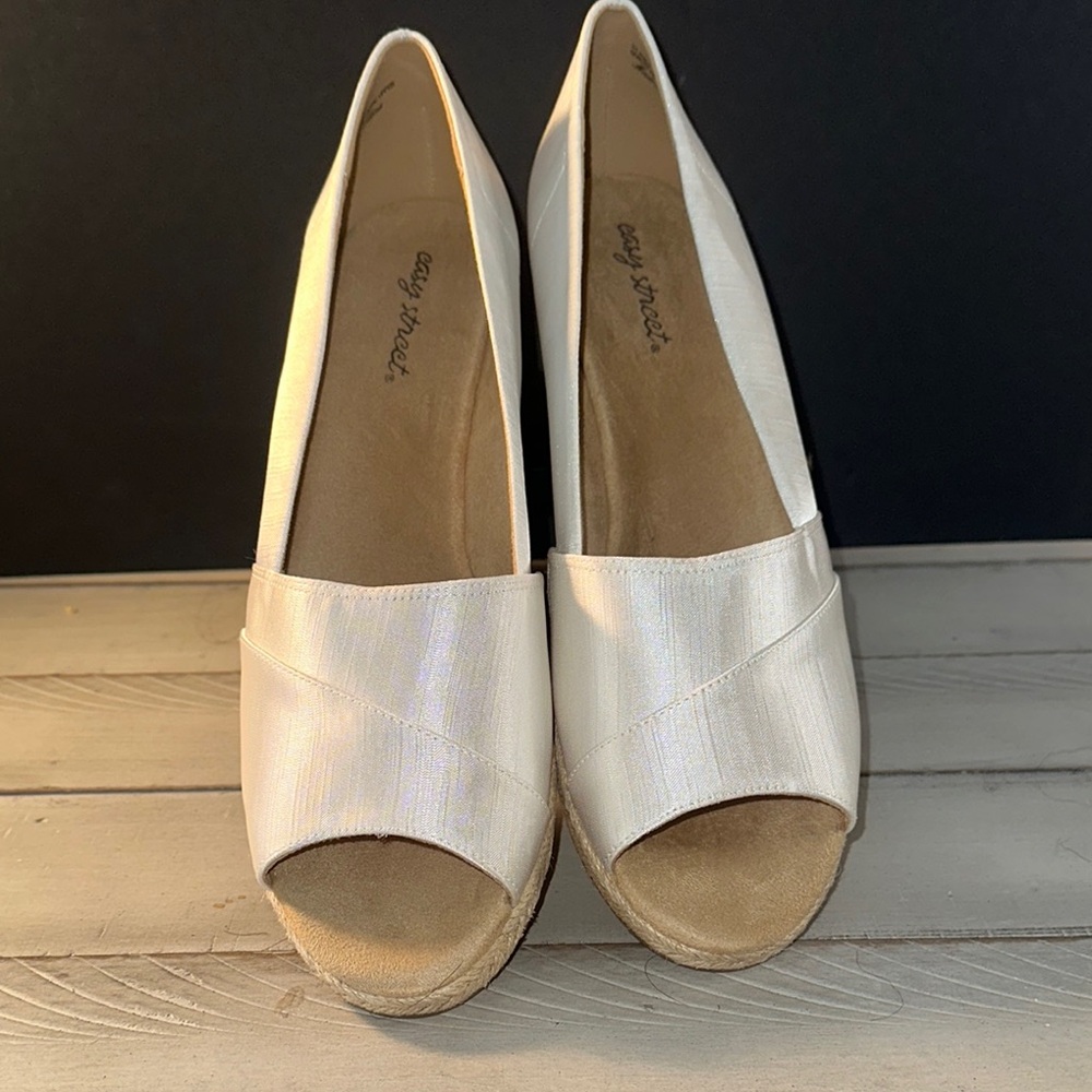 Easy Street Women's Classic Cream Peep-Toe Heels‎